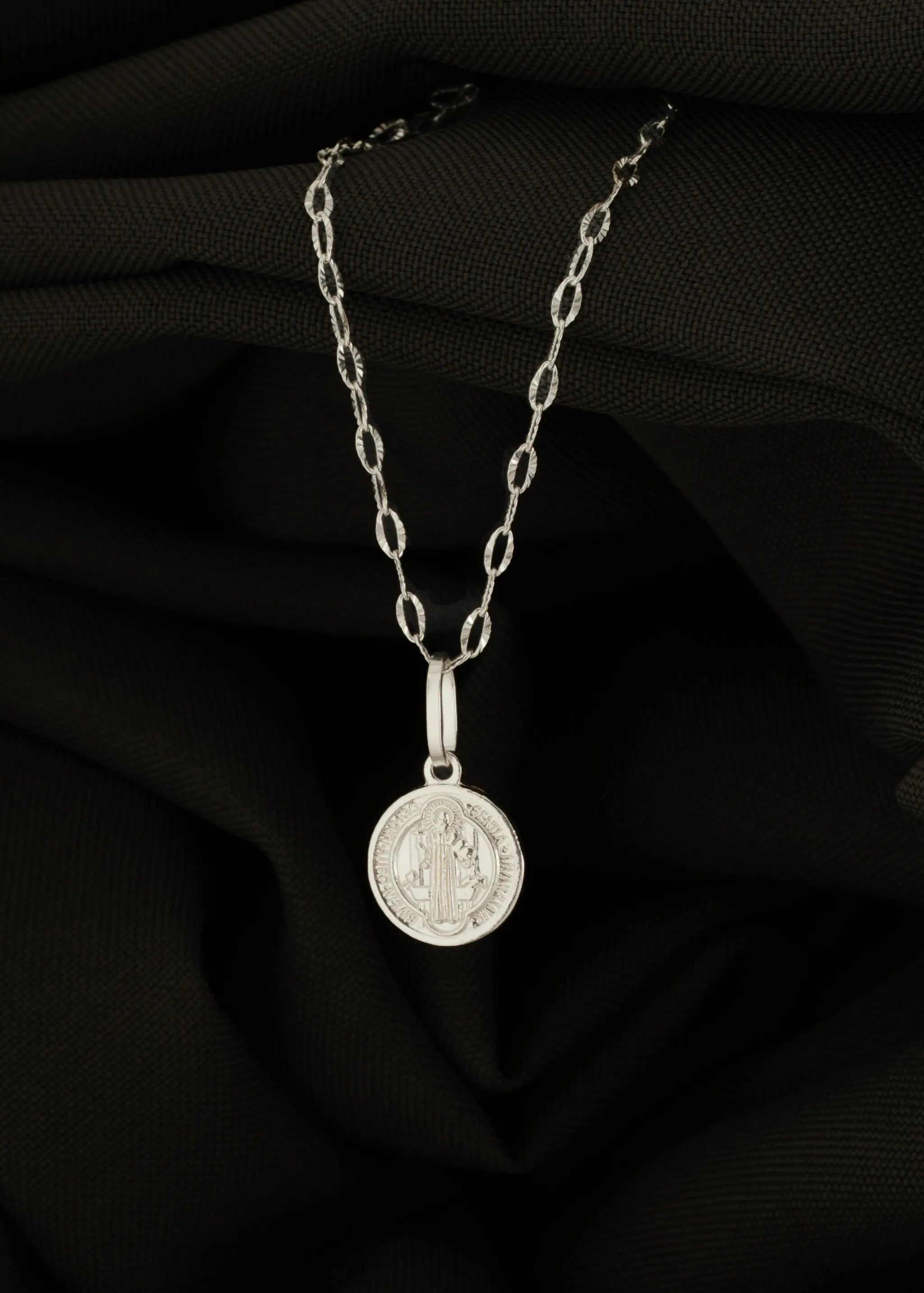 DIJE SAN BENITO EN PLATA 950
