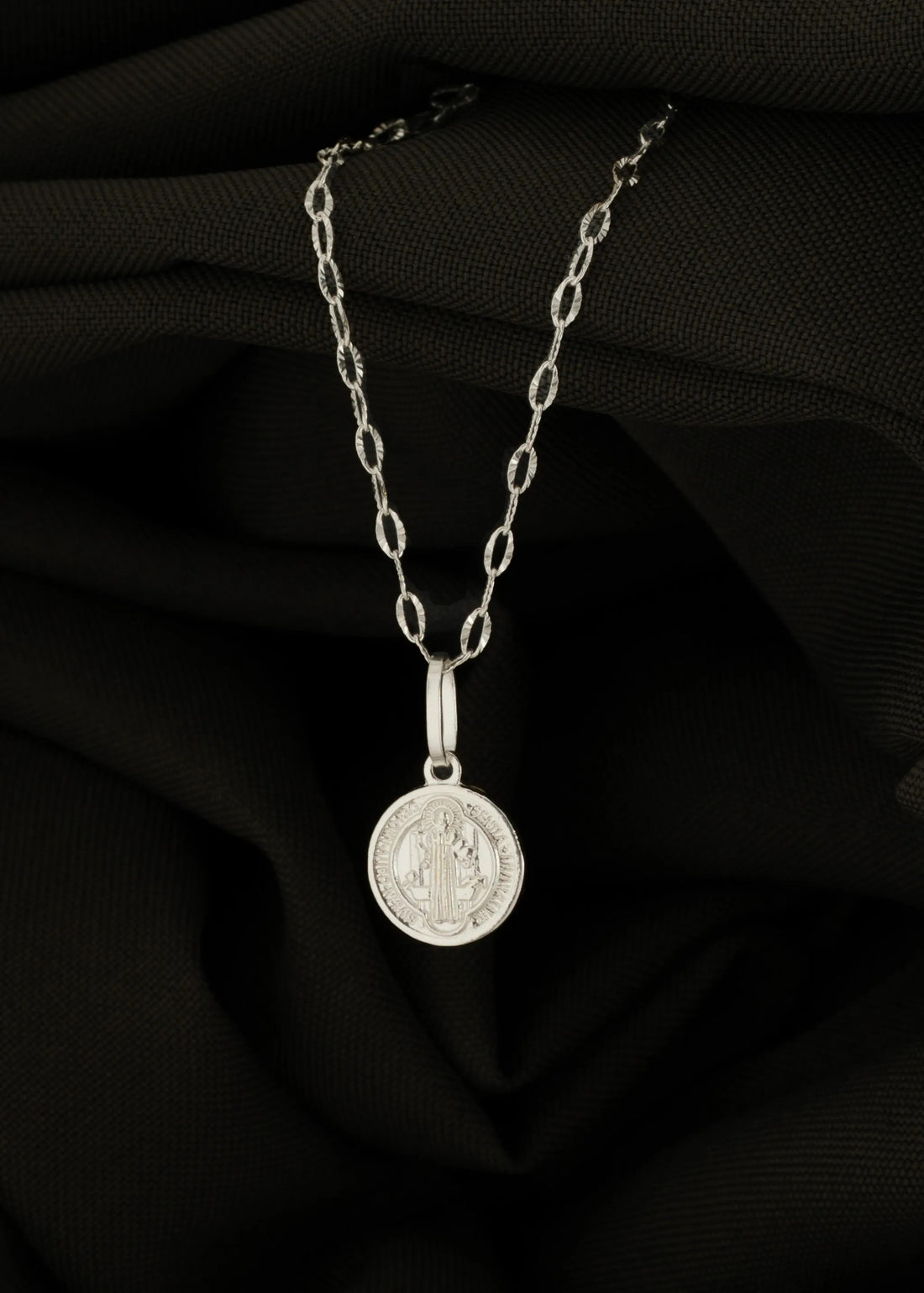 DIJE SAN BENITO EN PLATA 950