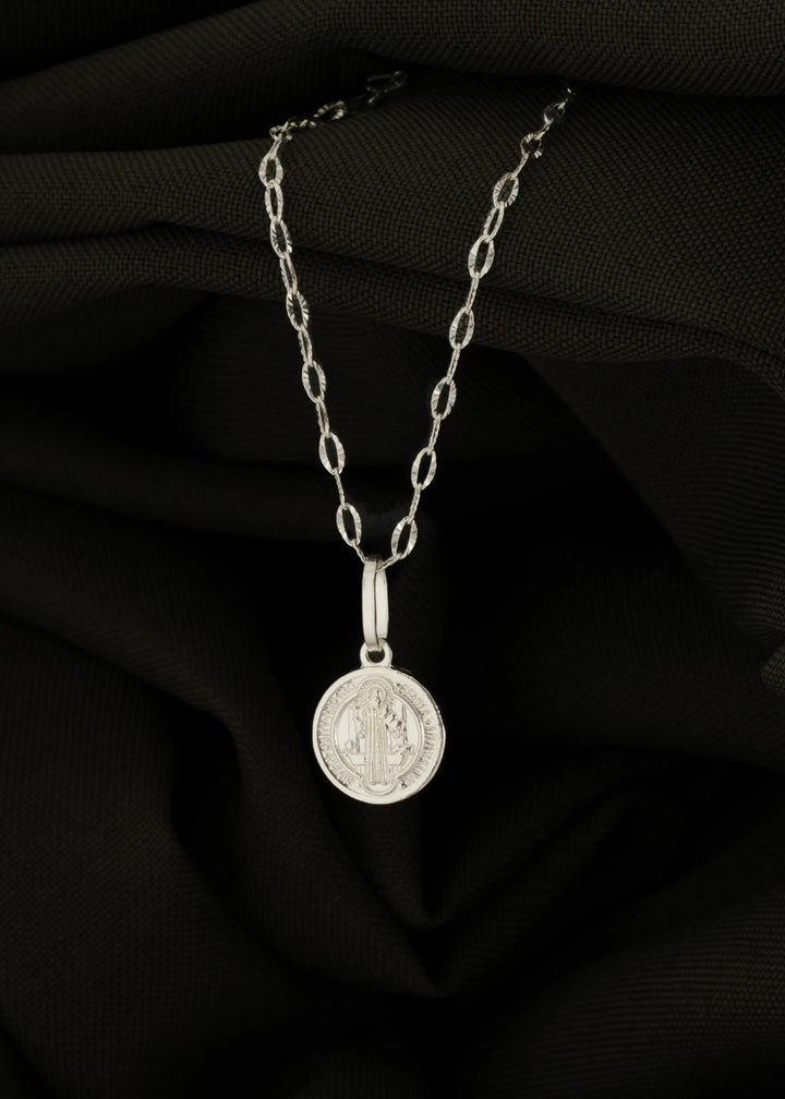 DIJE SAN BENITO EN PLATA 950