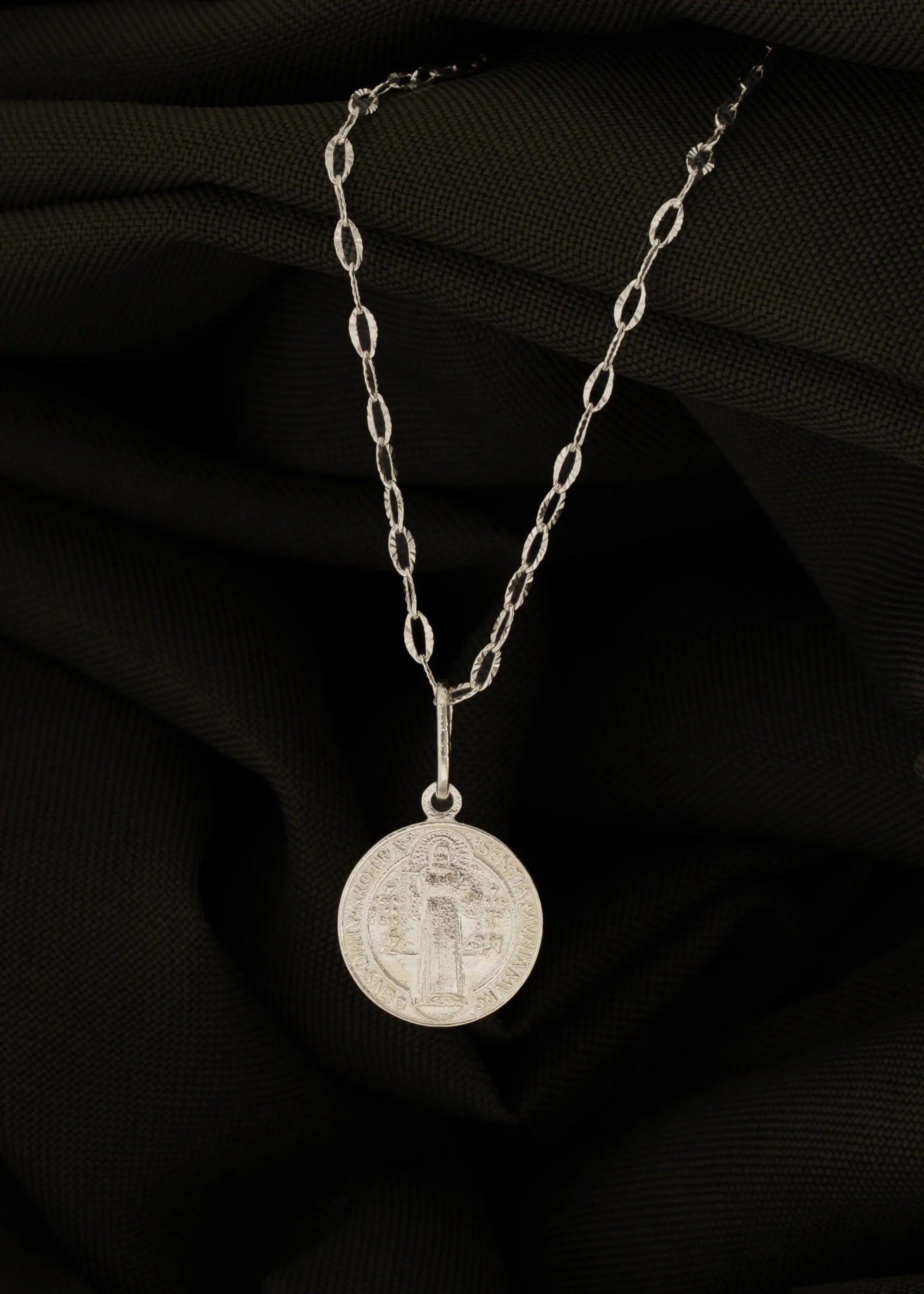 DIJE SAN BENITO EN PLATA 950