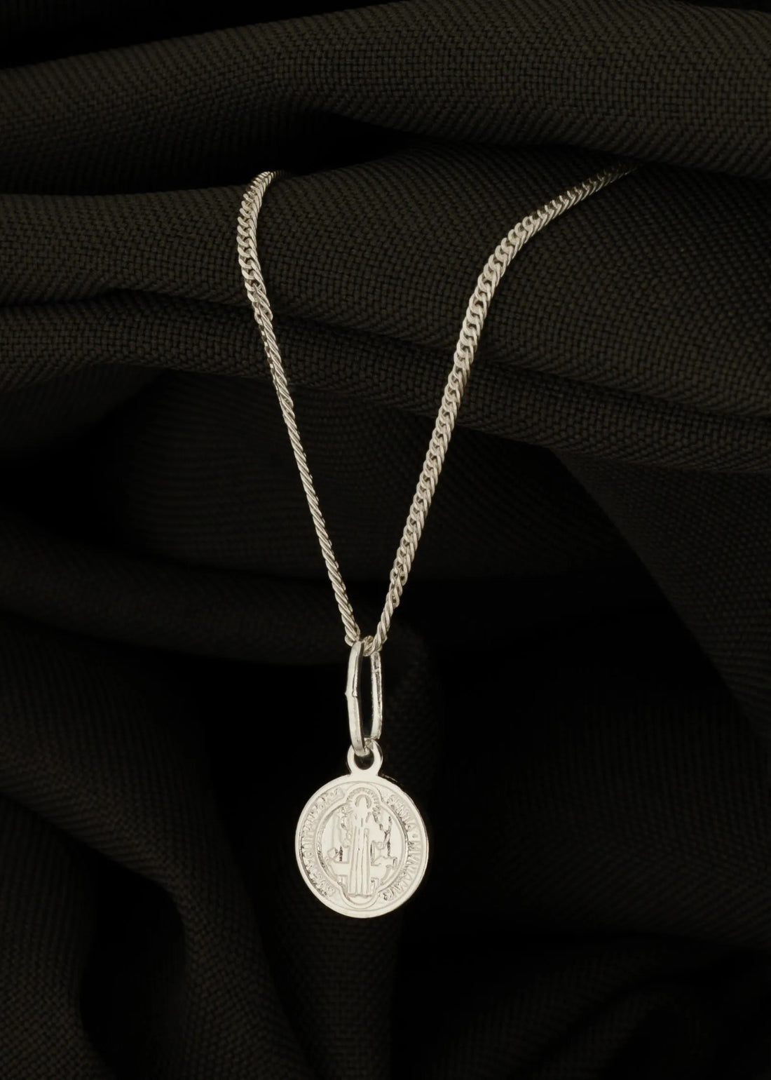DIJE SAN BENITO EN PLATA 950